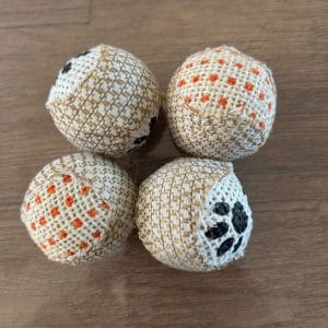 Harde balletjes met stof eromheen