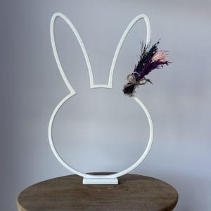 Konijn met droogbloemen